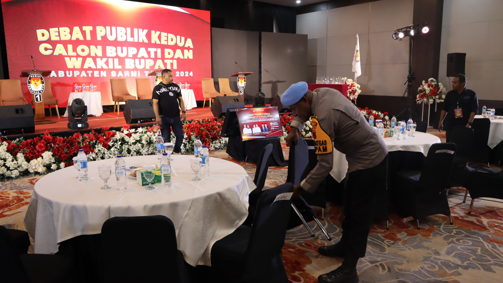 Personil Polres Sarmi Melaksanakan Pengamanan Debat Publik Kedua Kandidat Pemilihan Kepala Daerah Tahun 2024